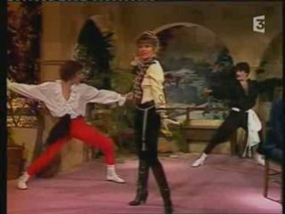 KAREN CHERYL DANS UN BEAU COSTUME - LES NOUVEAUX ROMANTIQUES