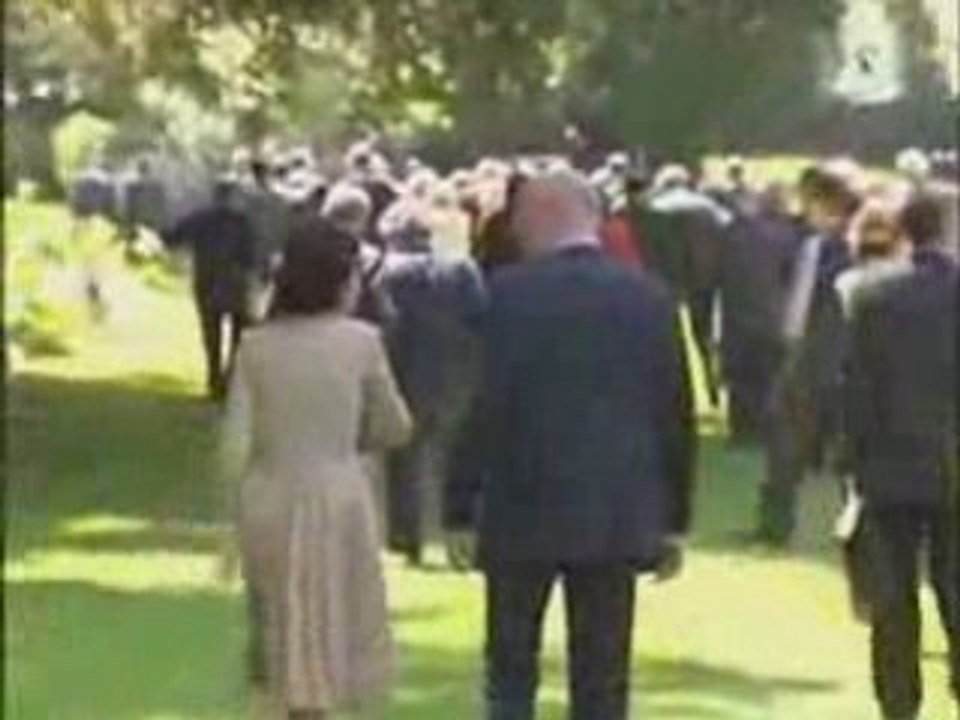 Rachida et Bernard a la garden party ivre ou ami