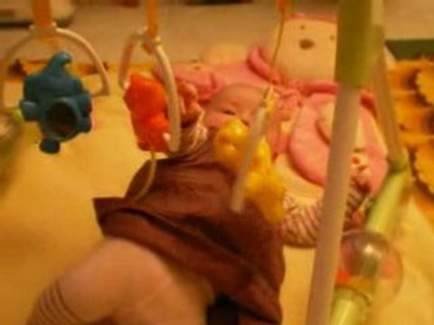 Léa sur son tapis d'éveil avec son portique