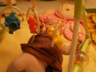 Léa sur son tapis d'éveil avec son portique