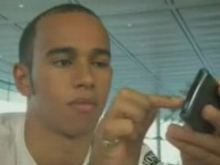 Blackberry Storm présenté par Lewis Hamilton, pilote de F1