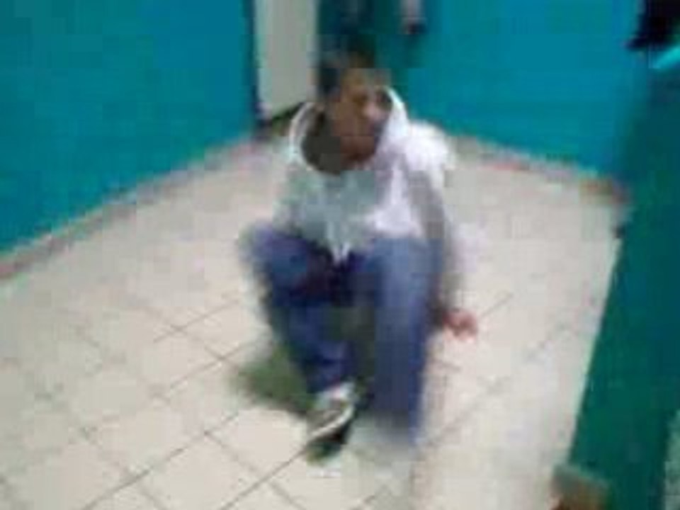 Régis fait un back flip