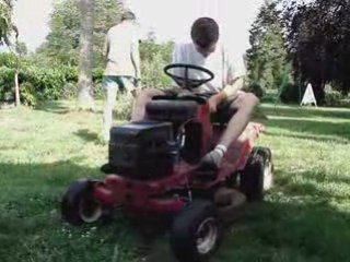 Essai du premier tracteur tondeuse