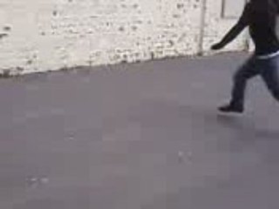 dylan en vitesse se pren vite fai la porte !!