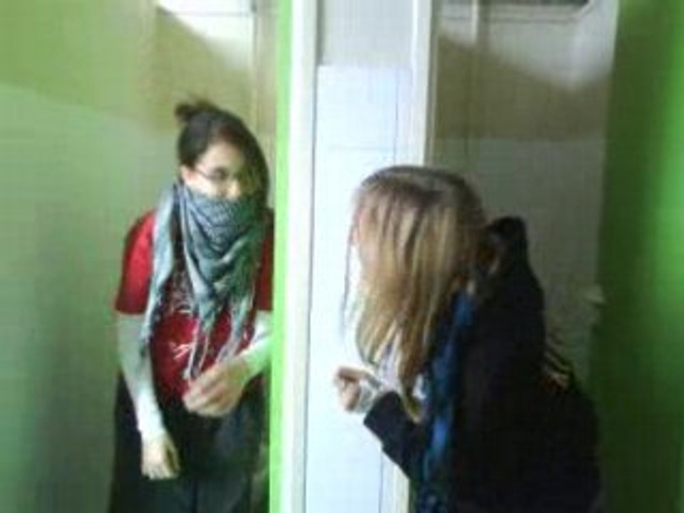 Le Miam et L'elfe font les fous dans les toilettes du lycée