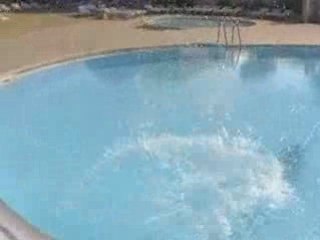 Dernier moment détente à la piscine du camping