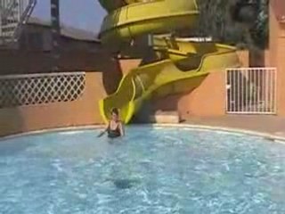 Dernier moment à la piscine, Raf et moi sur le toboggan