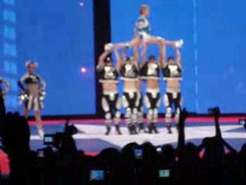 Kylie Minogue - Heartbeat - Paris 2008