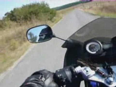 Le poireau dans les coteaux daelim roadsport 125 r