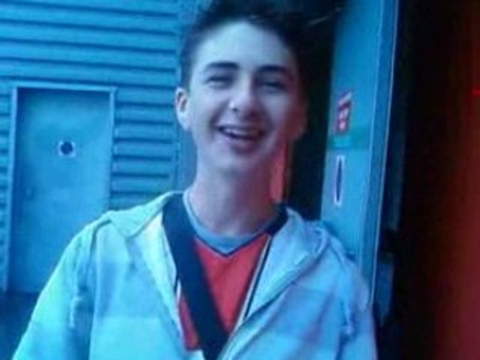 Chant parisien ville lumiere mdr d'un supporter avec hélium