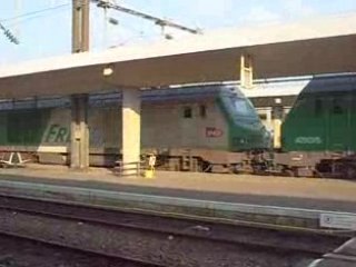 um de bb 75010 et bb 75075 fret avec des wagons bâchés
