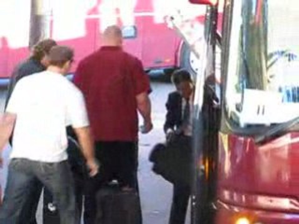 Arrivée de William Regal , Kane et Arn Anderson en bus