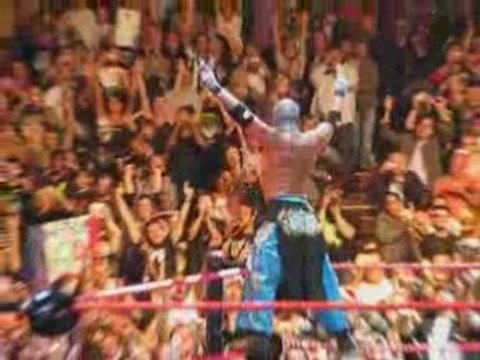 Entrée Rey Mystério vs Kane no DQ match