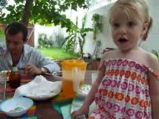 26/09/08 Petit Chaperon Rouge raconté par Jeanne á table