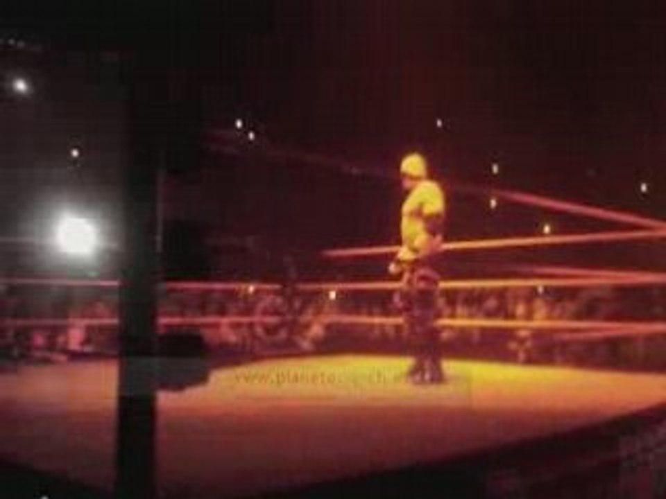 WWE Raw Live 2008 Bercy  - Entrée de Kane