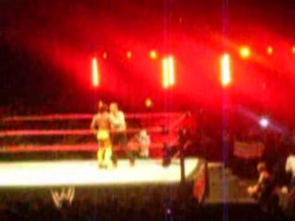 Raw Live tour Bercy - Kofi Kingston vs. Santino Marella 2