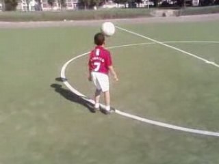 CHAMAKINHO ILYAS JEUNE PRODIGE  REALISE 77 JONGLES (76)