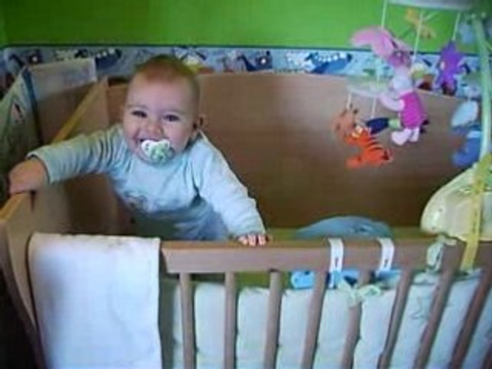 Thomas debout dans son lit