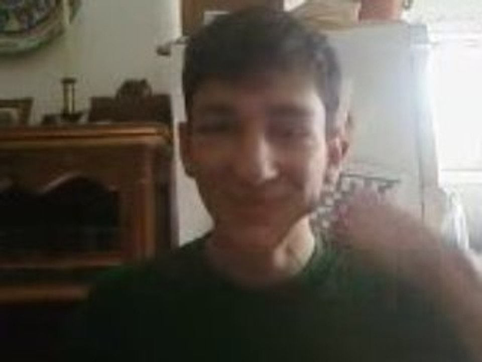 Sebastian mange une pomme