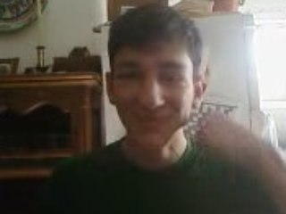 Sebastian mange une pomme