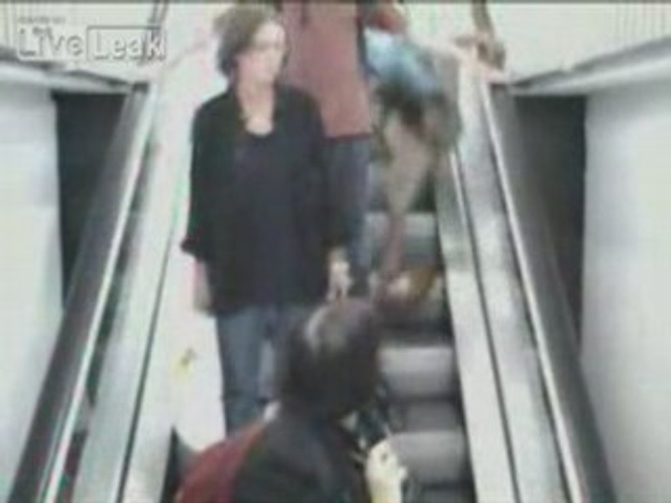 chute dans un escalator
