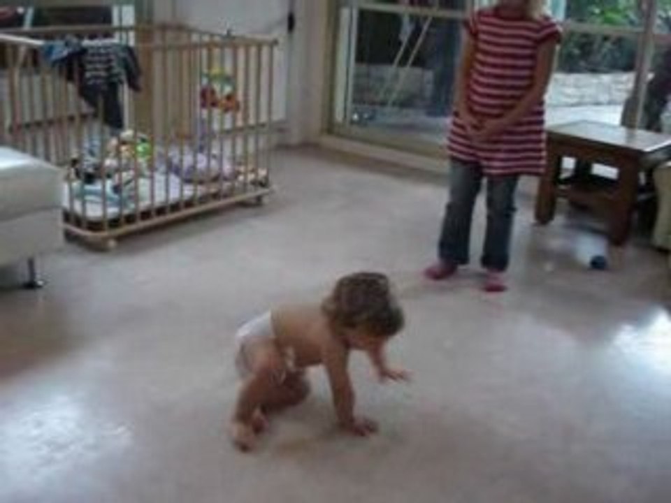 1ers pas de Gianni et cris de sauvage de maman