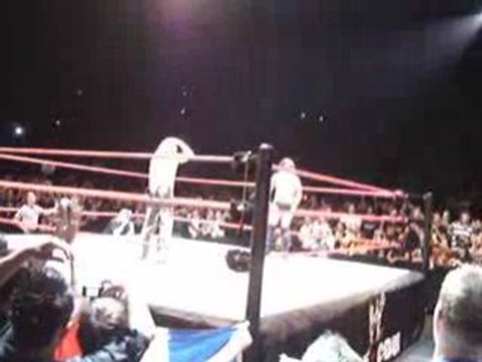 27/09/08 Raw bercy HBK et CM punk avec le drapeau francais