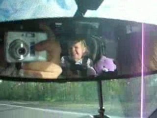 Aïlys dans la voiture