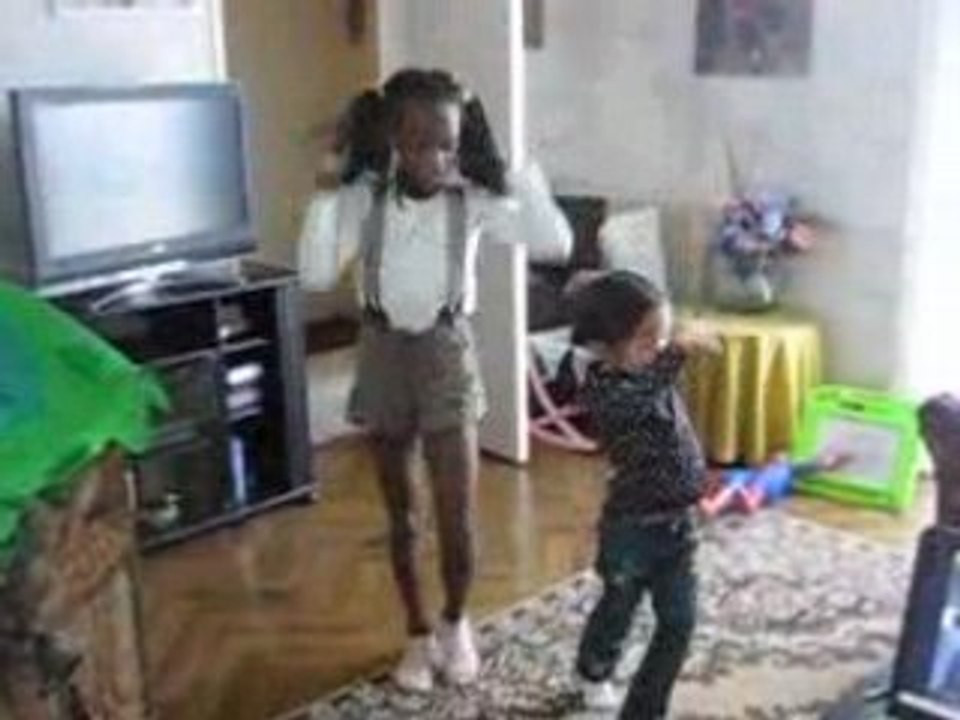 Fantine et Léa dansent la Tecktonic