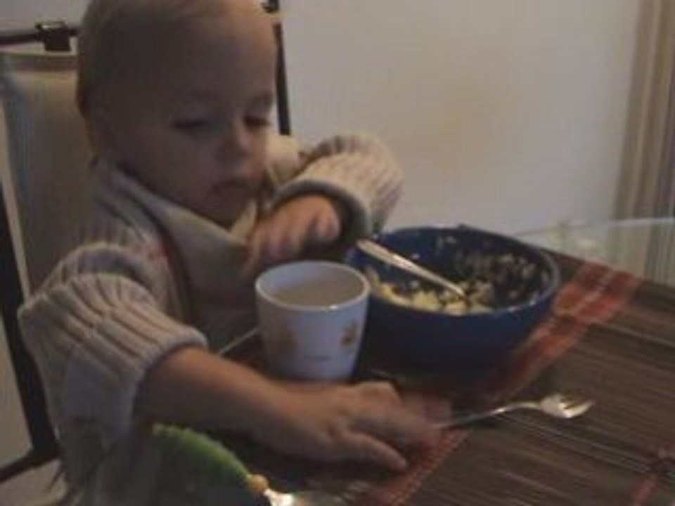 Le repas: Jules a soif!