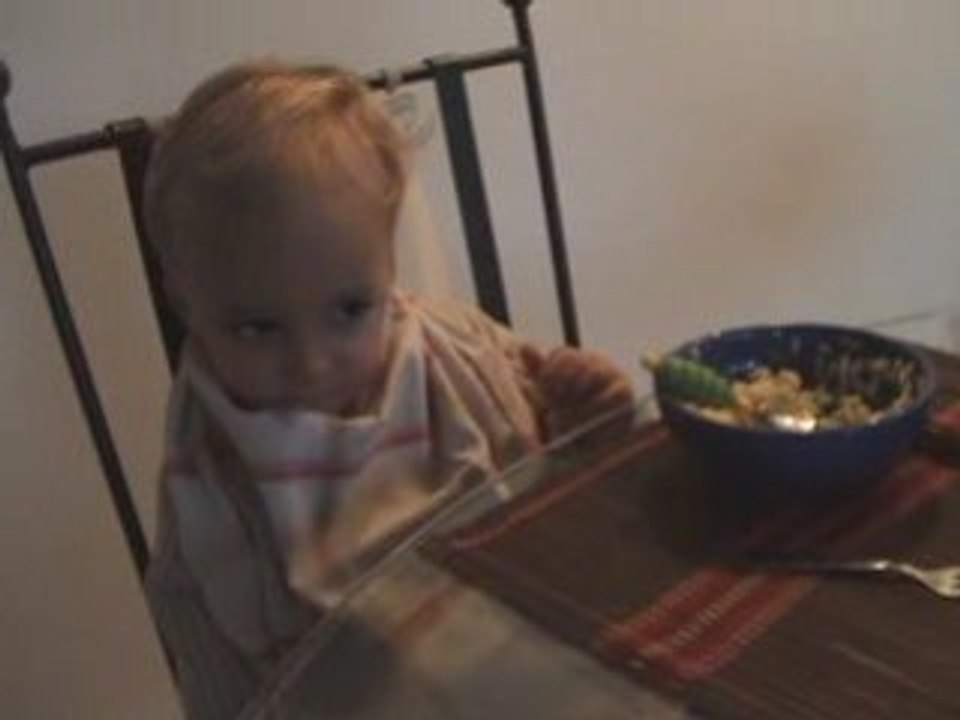 Le repas: Jules fait des réserves!