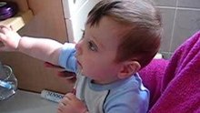 Ulysse se brosse les dents