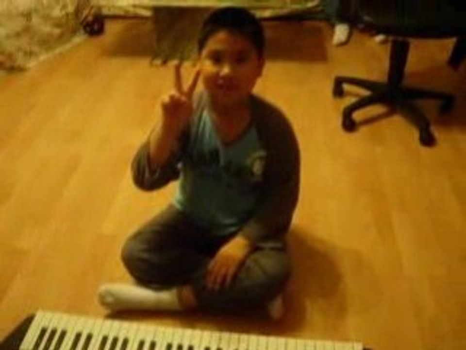 Mon ptit frère de 8 ans joue Muse Knights of Cydonia