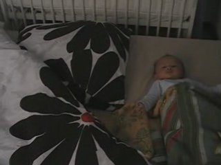 Enzo vừa thức dậy , sau một đêm co-sleeping