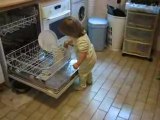 Julia debarasse le lave vaisselle
