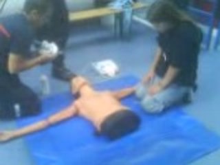 bouche a bouche sur manequin