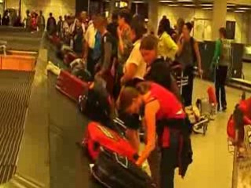 Crocodile suitcase - Guerrilla marketing at Schiphol Airport