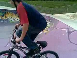 dimitri en bmx au bowl de vidy