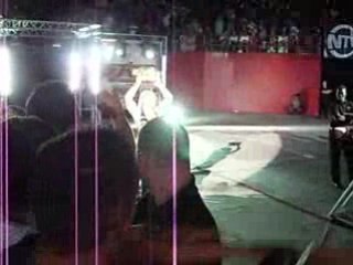 Entrée de Beth Phoenix (raw paris 27.09.08)