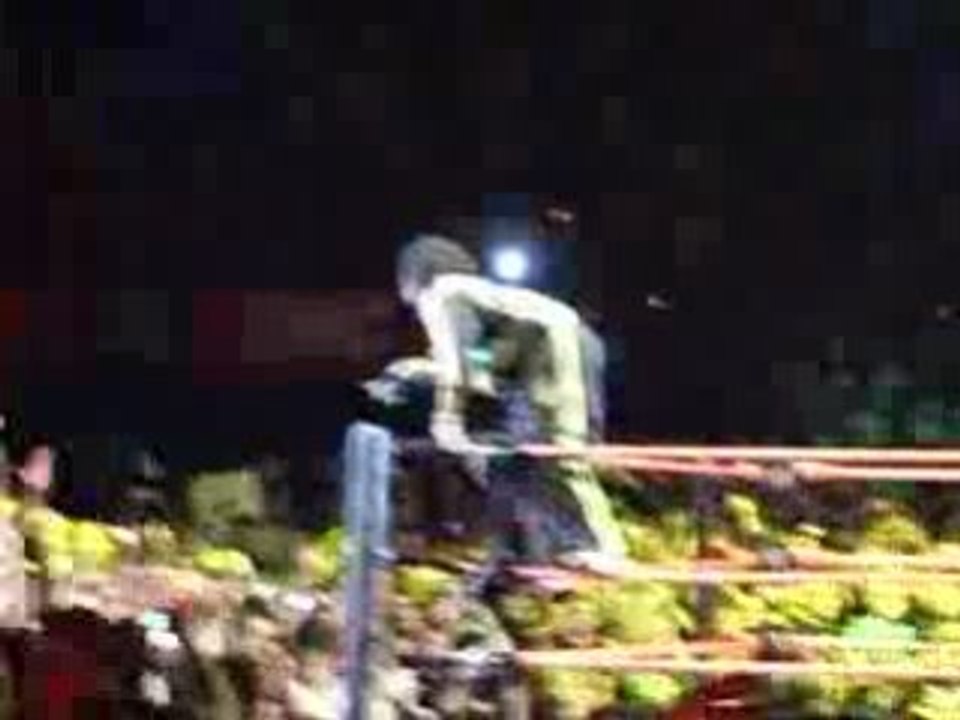 entrée de kofi kingston (raw paris 27.08.09)