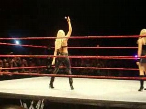 Paris Bercy - WWE Raw Live Tour - Entrée de Kelly Kelly
