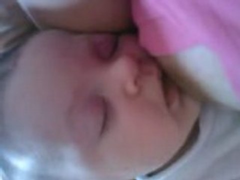 bébé fait câlin après la tétée