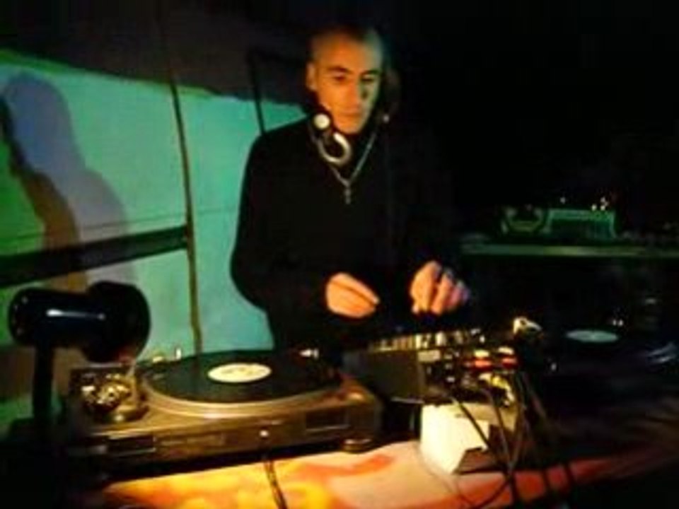 JOSHUA sur le mur urss/migralouest @multisons 44