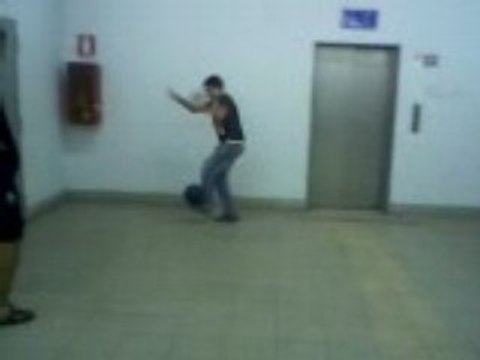 ragazzi che giocano in una stazione metropolitana