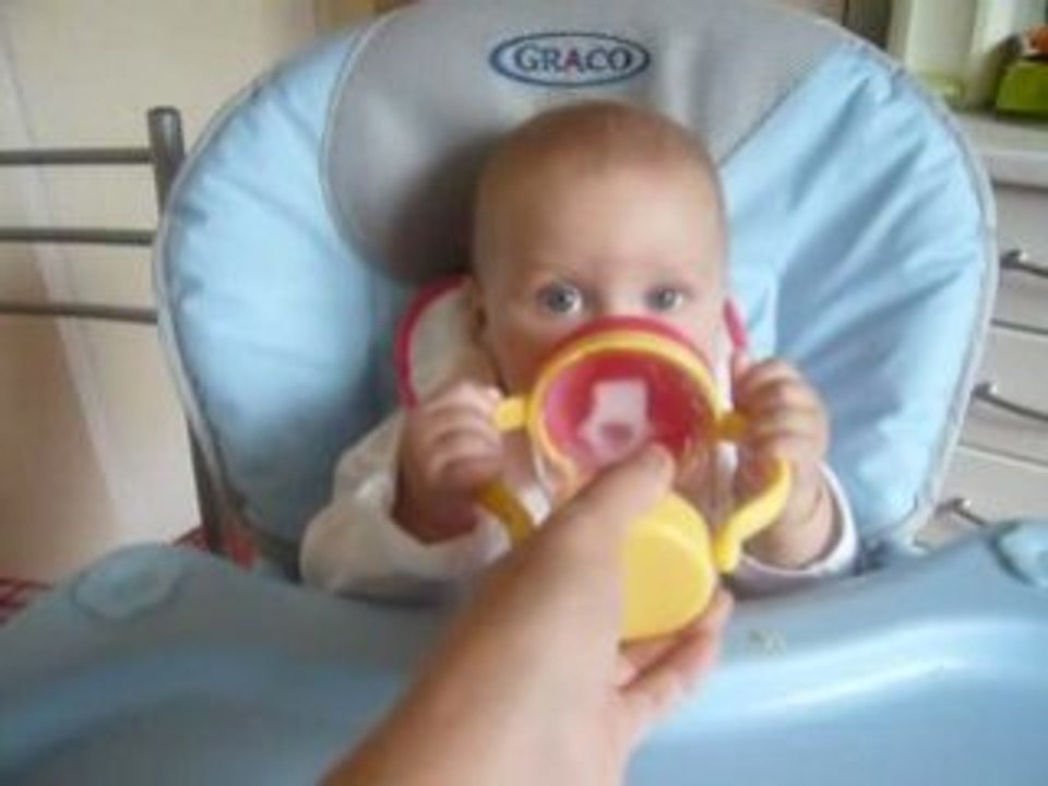 je bois à la tasse presque toute seule