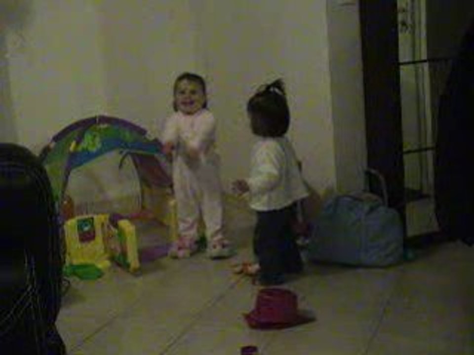 Lola et Romane qui dansent