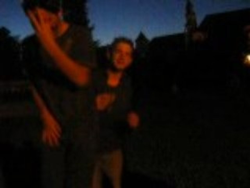 Des Jeunes Tarées dansant la Tecktonik