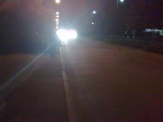 run entre 2 voitures