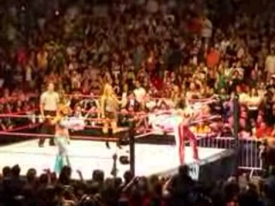 Arrivée de Mickie James et Candice Michelle RAW LIVE TOUR