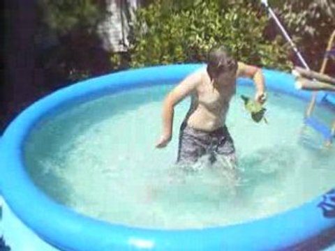 Un fou a la piscine * Fou rire .